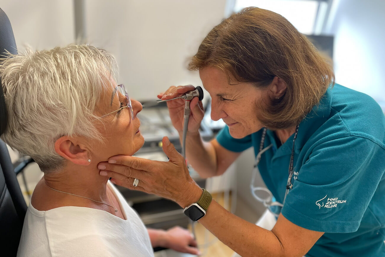 endoskopie Eine Patientin bekommt eine Endoskopie.