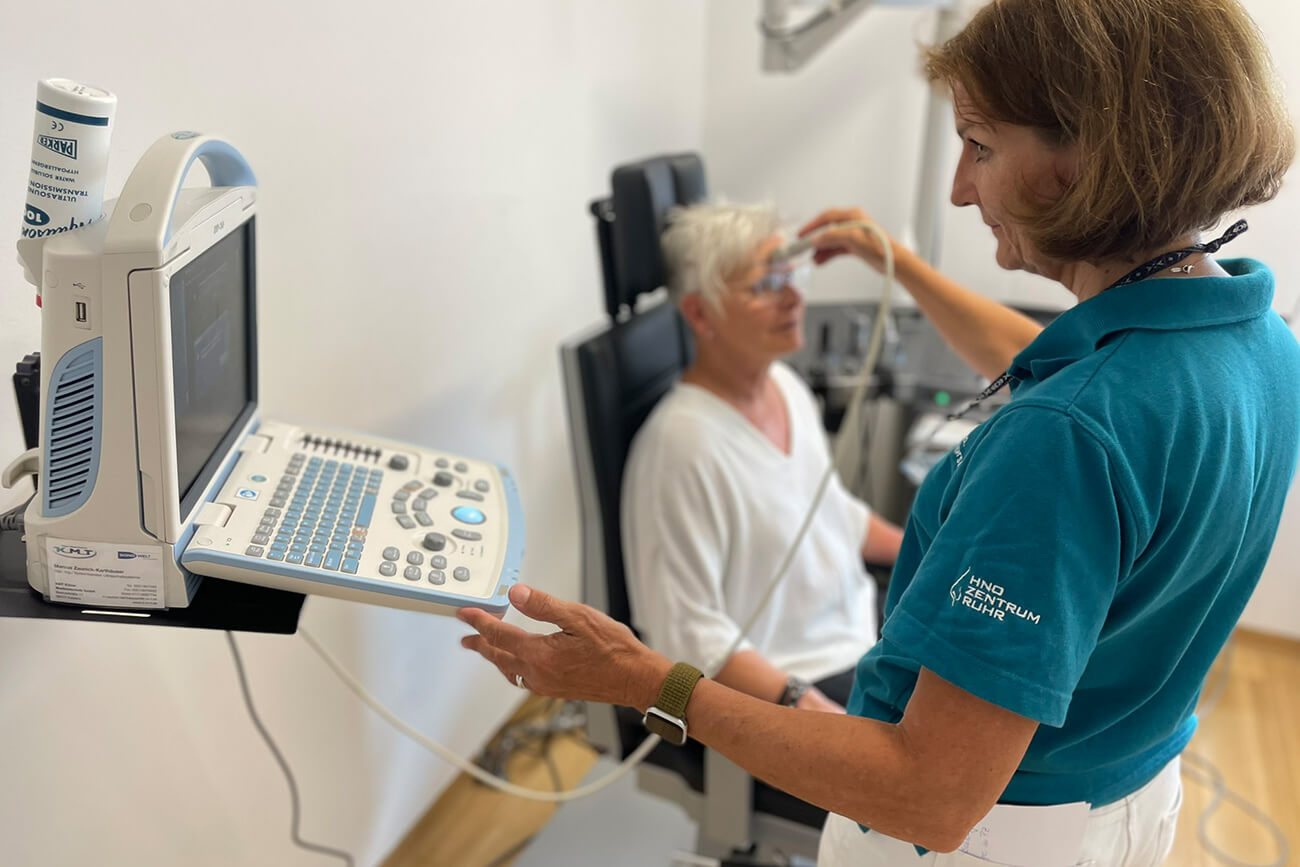Untersuchung eines Patienten mit Beschwerden in den Nasennebenhöhlen